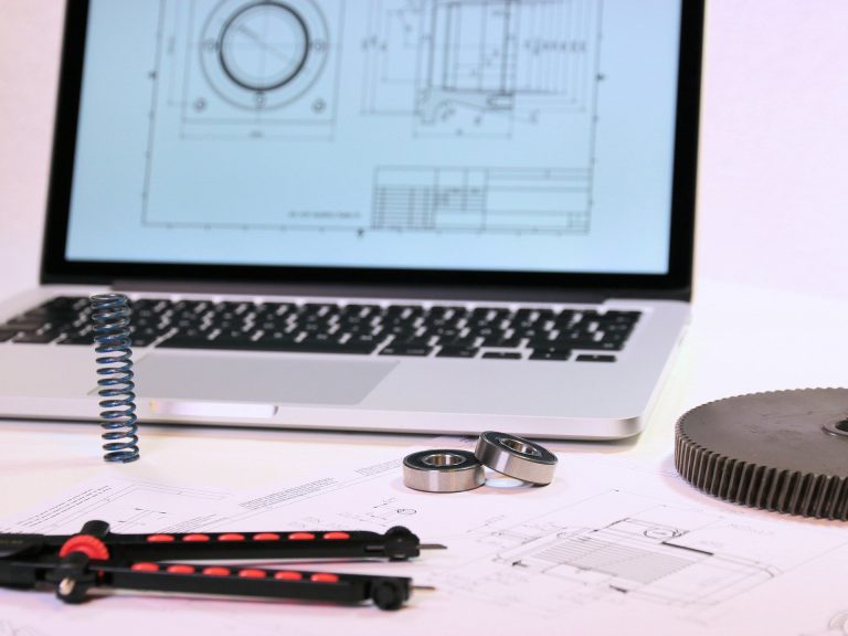 Computador com uma aplicação de CAD 2D e itens relacionados a engenharia.